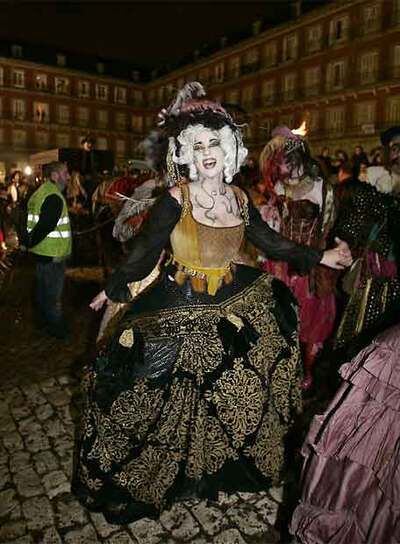 Una mujer disfrazada baila en la Plaza Mayor de Madrid, en la la fiesta inaugural de los Carnavales 2007 de la ciudad.