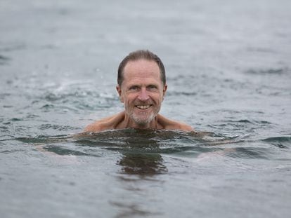 El escritor Philip Hoare, dentro del agua en la playa de la Nova Mar Bella, en Barcelona.