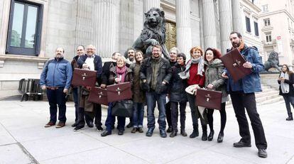 Xavier Domènech, líder de En Comú Podem, en el centro, rodeado de los diputados de la confluencia catalana de Podemos.