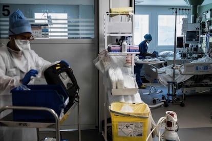 Nurses work in the Covid-19 intensive care unit of Lyon-Sud hospital in Pierre-Benite, central eastern France on September 8, 2021. (Photo by JEFF PACHOUD / AFP)