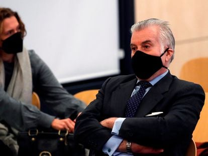 El extesorero del PP Luis Bárcenas sentado en el banquillo de los acusados durante la primera sesión del juicio de los "papeles de Bárcenas" este lunes.