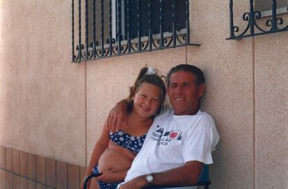 Patricia Martínez Muñoz y su abuelo, Patricio, hace unos treinta años en una casa de la familia en la Playa de Los Narejos (Murcia).