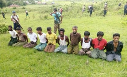 Los diez aldeanos asesinados en la única matanza que ha admitido el Ejército birmano. Los periodistas de Reuters que la investigaban están en prisión.