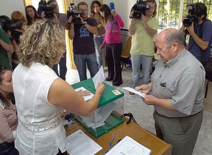 Los vecinos de Los Villares han acudido a las urnas ante un gran número de medios de comunicación, expectantes ante el resultado del referéndum.