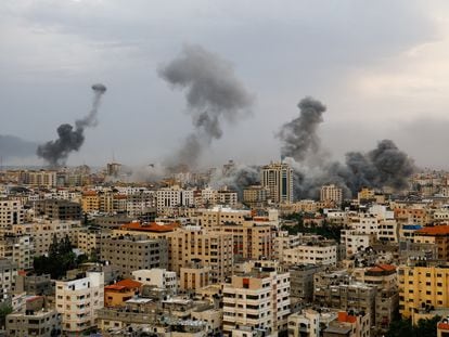 Nubes de humo marcan el impacto de bombardeos israelíes, este lunes en Gaza.