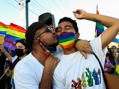 Una pareja se besa durante un desfile del gay en Sonora, el 26 de junio de este año.