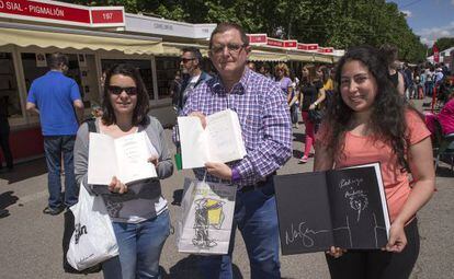 De izquierda a derecha, Estíbaliz Hurtado, Amadeo Fournier y Andrea Brigneti con sus libros firmados en la feria del libro.