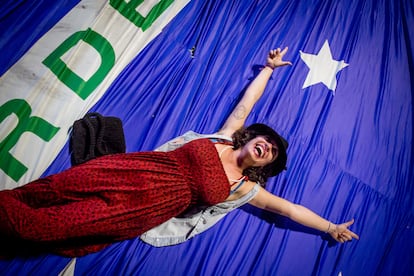 Una mujer se acuesta sobre una enorme bandera de Brasil, durante las celebraciones en la avenida Paulista, en São Paulo. El presidente electo se dirigió al país desde esta metrópoli brasileña.