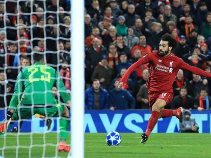 Salah marca el gol del Liverpool al Nápoles.