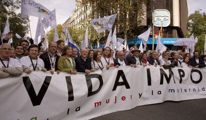 Capçalera de la manifestació al seu pas per la seu del PP a Madrid.