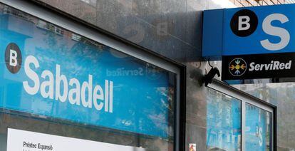 Oficina del Banco Sabadell, una de las primeras empresas en anunciar su cambio de sede social por el desafío independentista catalán.