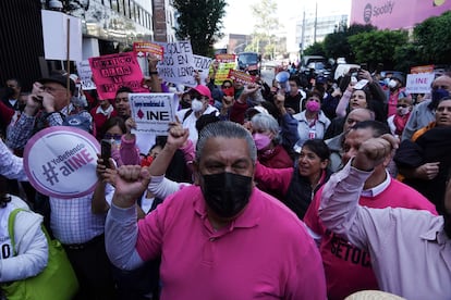 Manifestantes en contra de la reforma electoral afuera del Senado de la República, el 13 de diciembre.