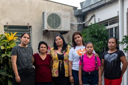 De izquierda a derecha: Briseyda (20 años), Mirna Ramírez (55 años),  Blanca, nombre falso. (40 años), Zuleyma Beltrán (41 años), Jimena, Ena Vinda (40 años). EL SALVADOR, ABRIL DE 2023. - La casa de Mujeres Libres de El Salvador. Mujeres Libres es una Asociación que apoya a mujeres privadas y ex privadas de libertad, acusadas de haber abortado.