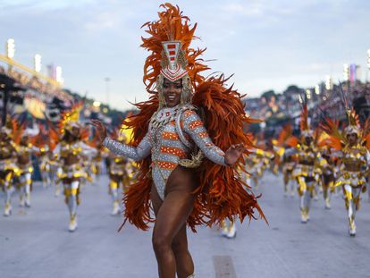 Una intérprete la escuela de Samba Mocidade Independente de Padre Miguel, durante el desfile en Sapucai Sambadrome el 4 de marzo de 2019 en Río de Janeiro, Brasil.