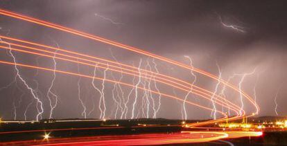 Imagen de los rayos caídos durante la noche cerca del aeropuerto de Daggett, en California (EE UU).