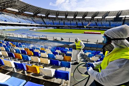 Unos operarios desinfectan el estadio San Paolo, en Nápoles.