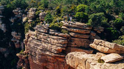 Excursionistas en el monte Garbí, en la comarca valenciana de Camp de Túria.