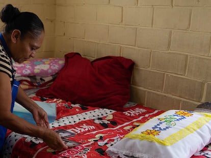 Domitila recoge fotografías de su habitación.