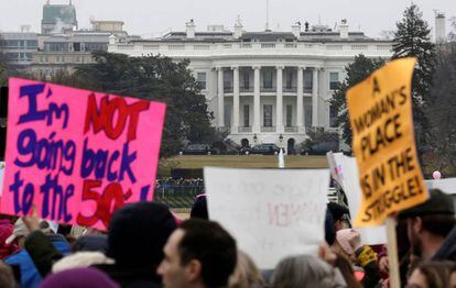 Participantes en la Marcha de las Mujeres caminan ante la Casa Blanca