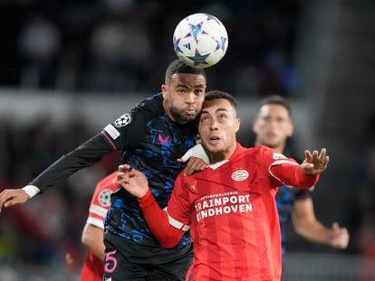 Youssef En-Nesyri, autor del segundo gol del Sevilla, se impone en el juego aéreo a Dest, del PSV.