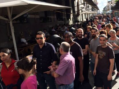 Colas de gente ante el Círculo de Bellas Artes de Madrid que no pudo entrar en la conferencia de Zizek.