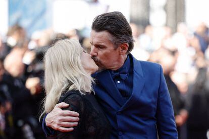 Ethan Hawke y su esposa, Ryan Shawhughes, se besaban el sábado al llegar a la sede del Festival de Cannes para el pase de la película 'Triangle of Sadness' ("triángulo de tristeza", en inglés).