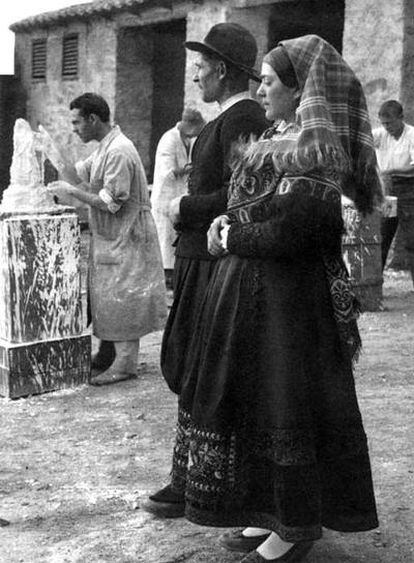 Fotografía histórica de Pablo García y su esposa posando para un alumno de la escuela durante una de las Misiones Pedagógicas de la República.