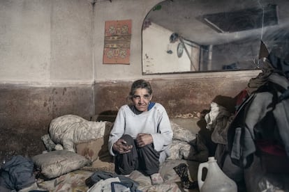 Kimel, de 63 años, en su cuarto. Vive de mendigar en la ciudad. En invierno, el Gobierno aconseja quedarse en casa y evitar las actividades al aire libre. Aparte de los problemas de salud, la contaminación atmosférica puede tener efectos psicológicos y provocar depresión. Las bajas temperaturas invernales agravan la situación, debido a las emisiones derivadas del uso de combustibles fósiles para calentar los edificios.