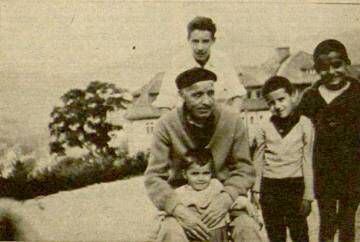 Tomàs Pàmies con sus nietos, entre ellos, el pequeño Sergi.