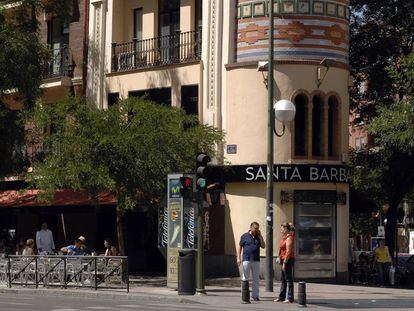 Fachada de la cervecería "Santa Barbara" en la calle de Alcalá esquina Goya.