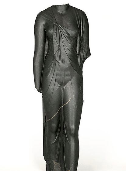 Estatua de Arsinoe II retratada como Afrodita, diosa del amor, emergiendo de las olas. Granito negro, s. III a.c.