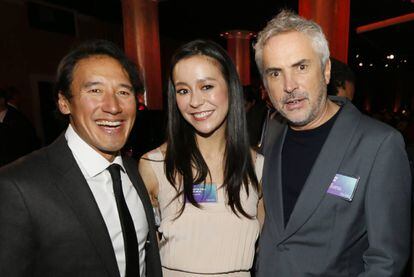 Alfonso Cuarón (a la derecha), con Jimmy Chin y Elizabeth Chai Vasarhelyi, nominados por el documental 'Free Solo'.