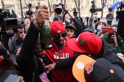 Chris Smalls (center, wearing dark glasses) celebrates the victory accompanied by other Amazon workers, this Friday in New York.