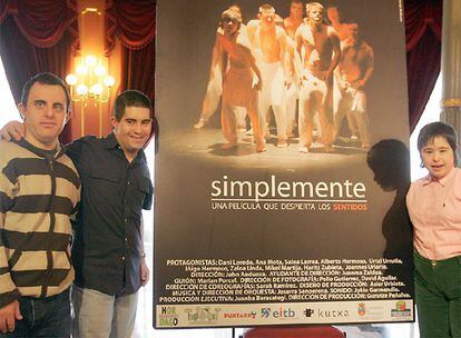 Mikel, Alberto y Ana, tres de los miembros de la compañía Despertar los Sentidos, en el Teatro Arriaga.