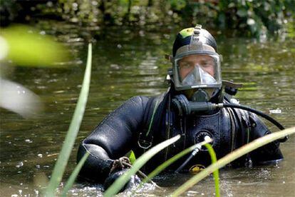 Un policía busca pruebas en un lago cerca de la residencia de estudiantes en donde fue encontrada una bomba en Kiel, Alemania.