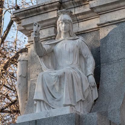 Detalle del monumento a Cuba, con una figura de Isabel La Católica que ha perdido una cruz que sostenía con su mano derecha. 