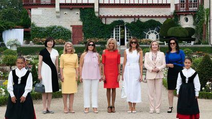 El pasado 26 de agosto en Biarritz. En el centro, de rojo, Brigitte Macron junto a Melania Trump, vestida de blanco, junto a otras primeras damas.