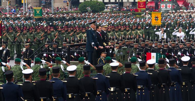 El expresidente Peña Nieto y el exjefe de la Fuerzas Armadas pasan revista a las tropas militares en la plancha del Zócalo