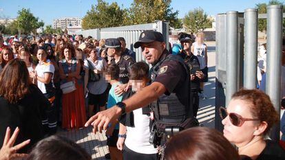 Agentes de policía, en el exterior del instituto de Jerez.