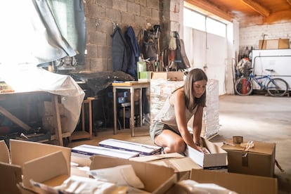 Carmen Manzano, responsable comercial de Almostop, empaquetando los cosméticos para que sean aptos para distribuir.