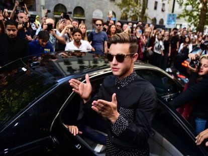 Cameron Dallas (un chico influyente gracias a sus millones de seguidores en redes sociales) encuentra una horda de fans a su llegada al desfile de la colección Primavera/Verano 2017 de Dolce Gabbana. Fue en la Semana de la Moda de Milán de 2016.