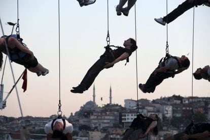 Acróbatas turcos flotan sobre el Cuerno de Oro, en un ensayo de la obra 'Istanbul Istanbul'.