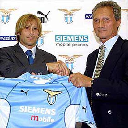Mendieta saluda al propietario del Lazio, Sergio Cragnotti.