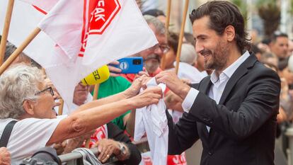 Juan Diego Botto recoge una camiseta en San Sebastián.