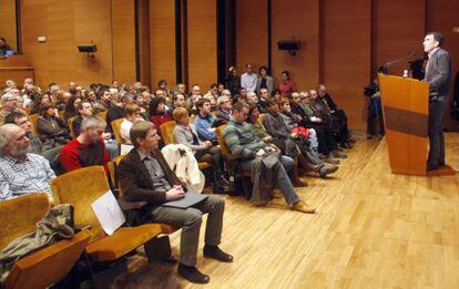 Presentación de Sortu, nuevo proyecto de la izquierda abertzale en Bilbao. Iñigo Iruin escucha a Rufi Etxebarria.