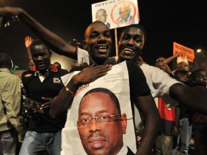 Los opositores a Wade celebran en las calles los resultados.