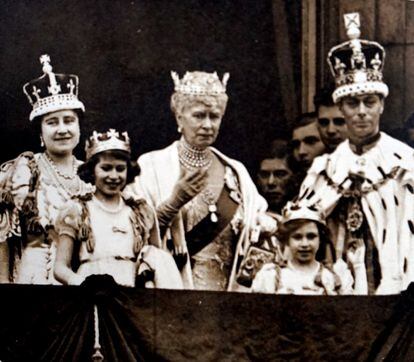 A diferencia de su hermano, Eduardo VIII, que en sus 325 días de reinado no llegó a ser coronado, Jorge VI, nombre que eligió al subir al trono, celebró su ceremonia de coronación en la Abadía de Westminster en Londres, el 12 de mayo de 1937. La fotografía muestra a la familia real dicho día junto a la reina María.