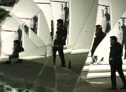 Un visitante se refleja en<i> Mirror Wall</i>, de Banks Violette, mientras pasa delante de la foto de Avedon <i>Andy Warhol and Members of the Factory</i>.
reuters
