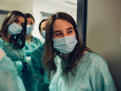 Raquel González es residente de quinto año de la UCI del Hospital Clínico San Carlos, de Madrid, rotando en la UCI de Politrauma y Quemados del Hospital La Paz, de Madrid. En la imagen, durante una guardia en el Servicio de Radiología de Urgencias de La Paz acompañada por varias compañeras.