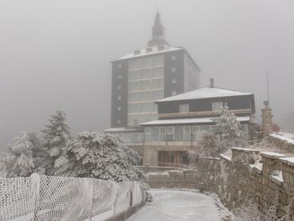 Un edificio del puerto de Navacerrada nevado el pasado 4 de noviembre, cuando se produjeron las primeras nevadas de la temporada.